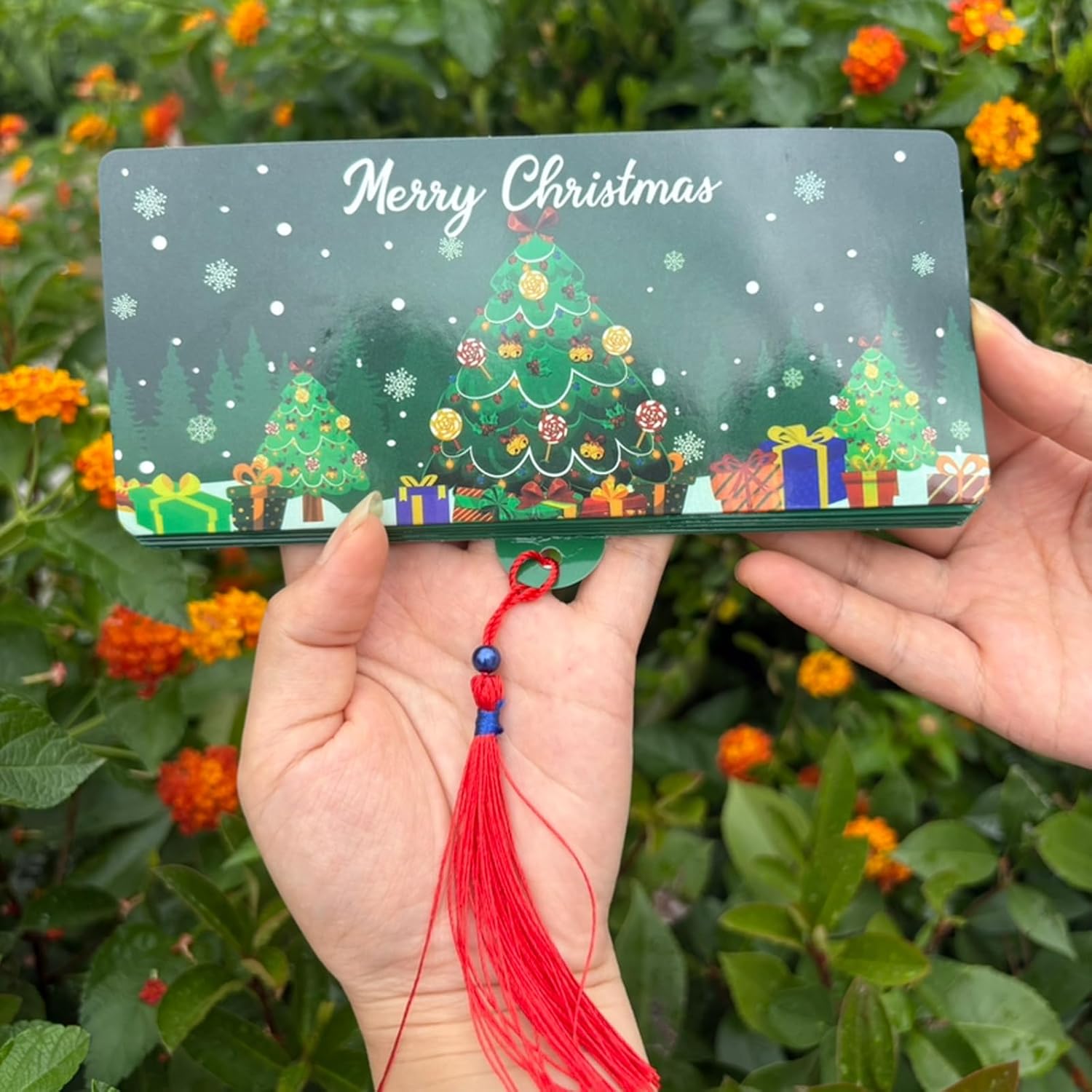 Front view of SHANPIN Christmas money envelope with festive green design and 10 slots for cash