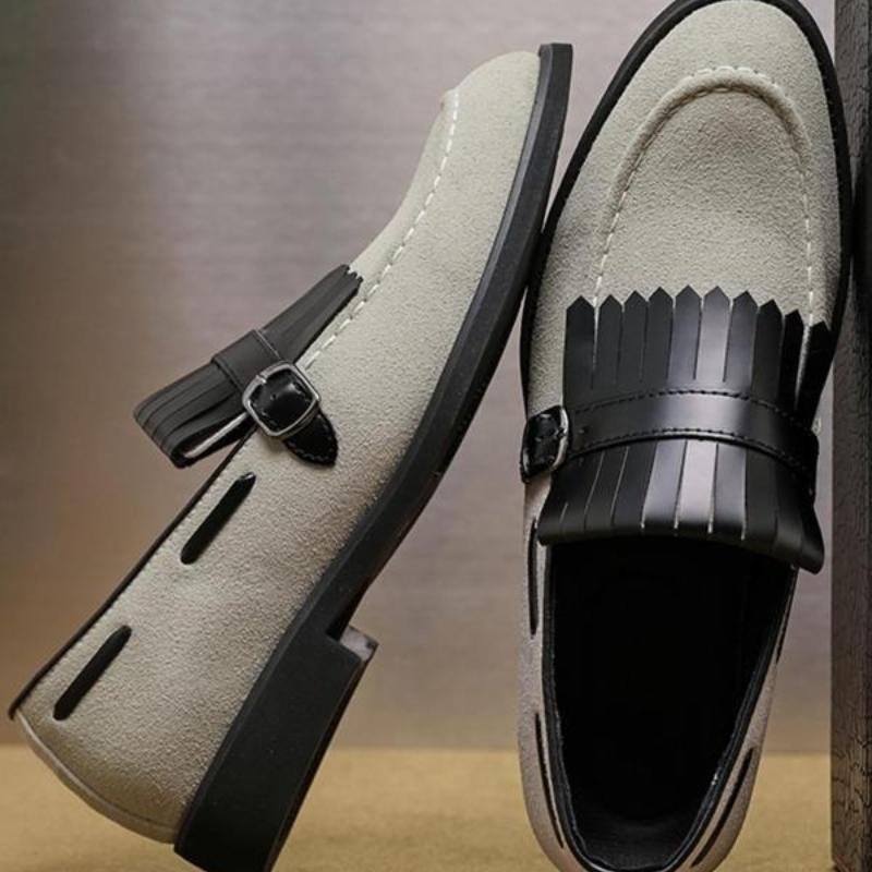 Men's Solidcolor Loafer Shoes With Tassel Accents - Image 3