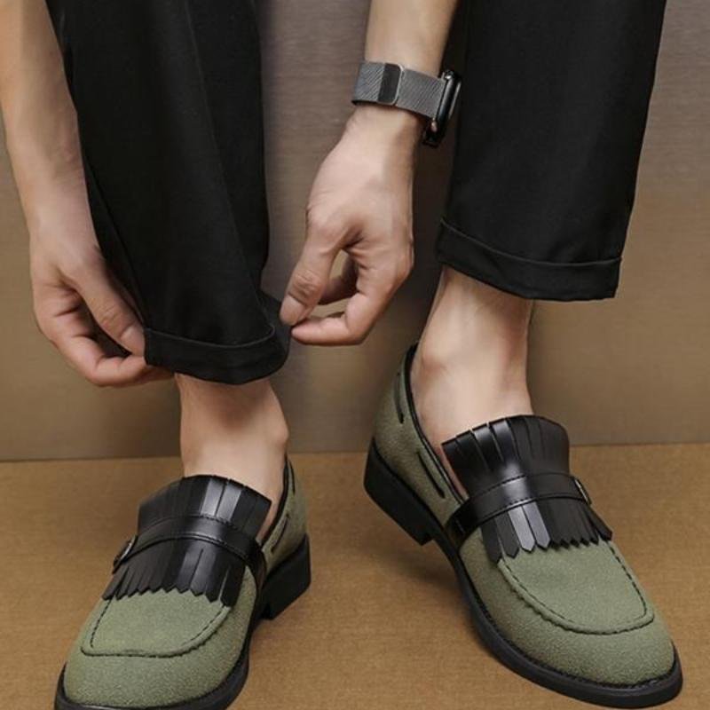 Men's Solidcolor Loafer Shoes With Tassel Accents - Image 4